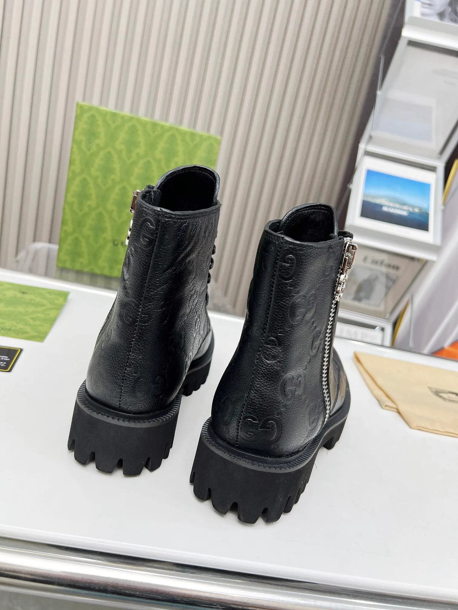 👟👟Ex-factory price 540👟👟 Gucci 2023 super cool Martin boots, the GG logo continues to shine in the new series, comfort and lightness are ingeniously presented on this women's leather boots. The classic GG pattern evolved from the name of the brand's founder, Mr. Guccio Gucci. It was first used in the 1930s. After nearly a century of development, it still provides inspiration for the brand to explore new expressions. Code number:35-43#